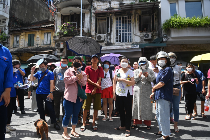 Eltern in Hanoi warten nach der Literaturprüfung für die 10. Klasse im Juni 2022 auf ihre Kinder. Foto: Giang Huy