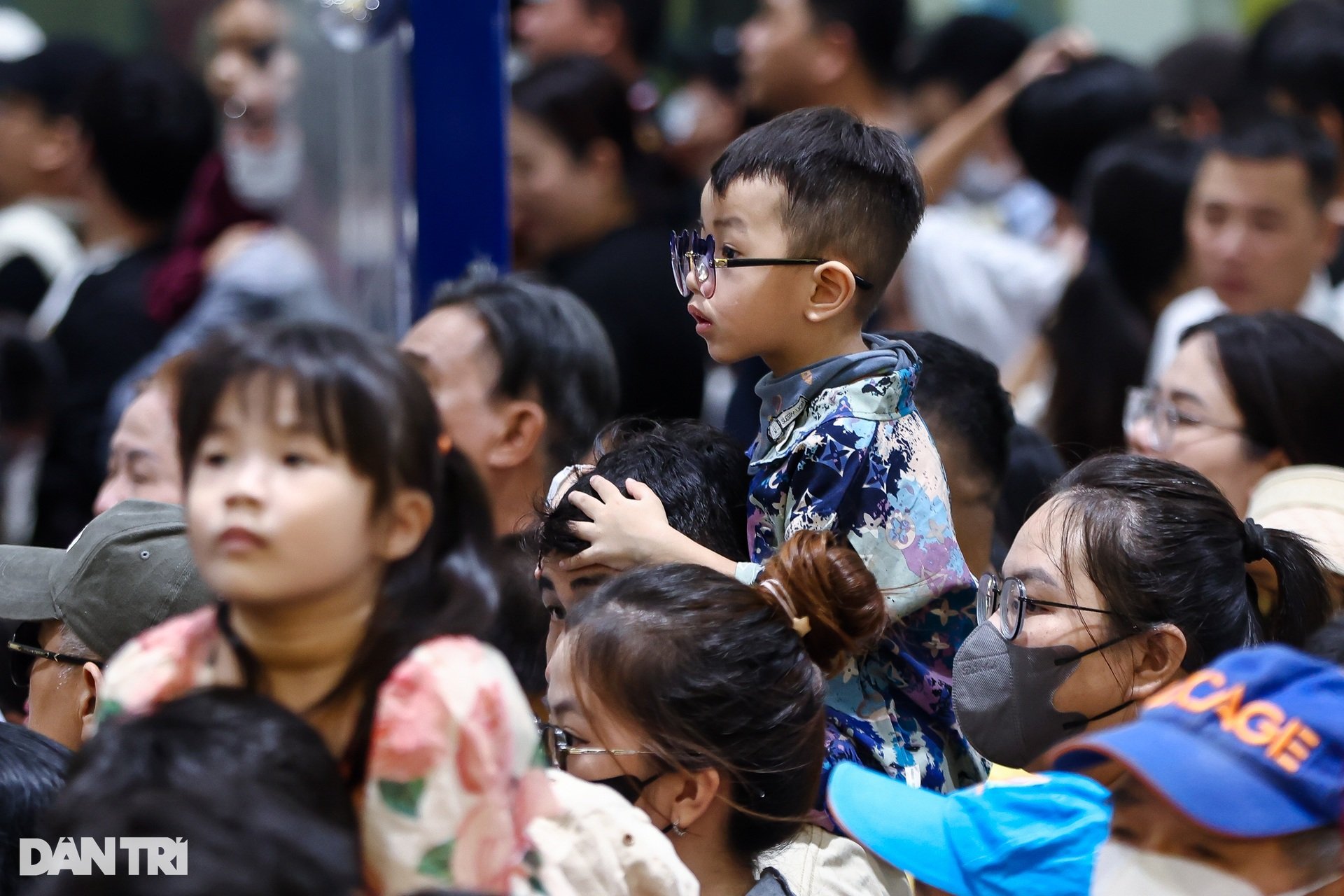 Metro Bến Thành - Suối Tiên chật kín người sáng cuối tuần - 7