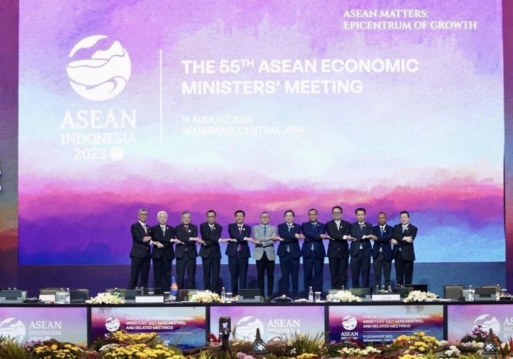 Economic Ministers of ASEAN member countries and ASEAN Secretary-General Kao Kim Hourn crossed their arms to show their determination in implementing commitments.