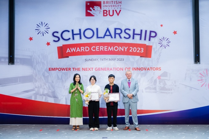 Prof. Dr. Ray Gordon and Ms. Vu Thi Dung award certificates to Lion Heart Scholarship Champions. Photo: BUV