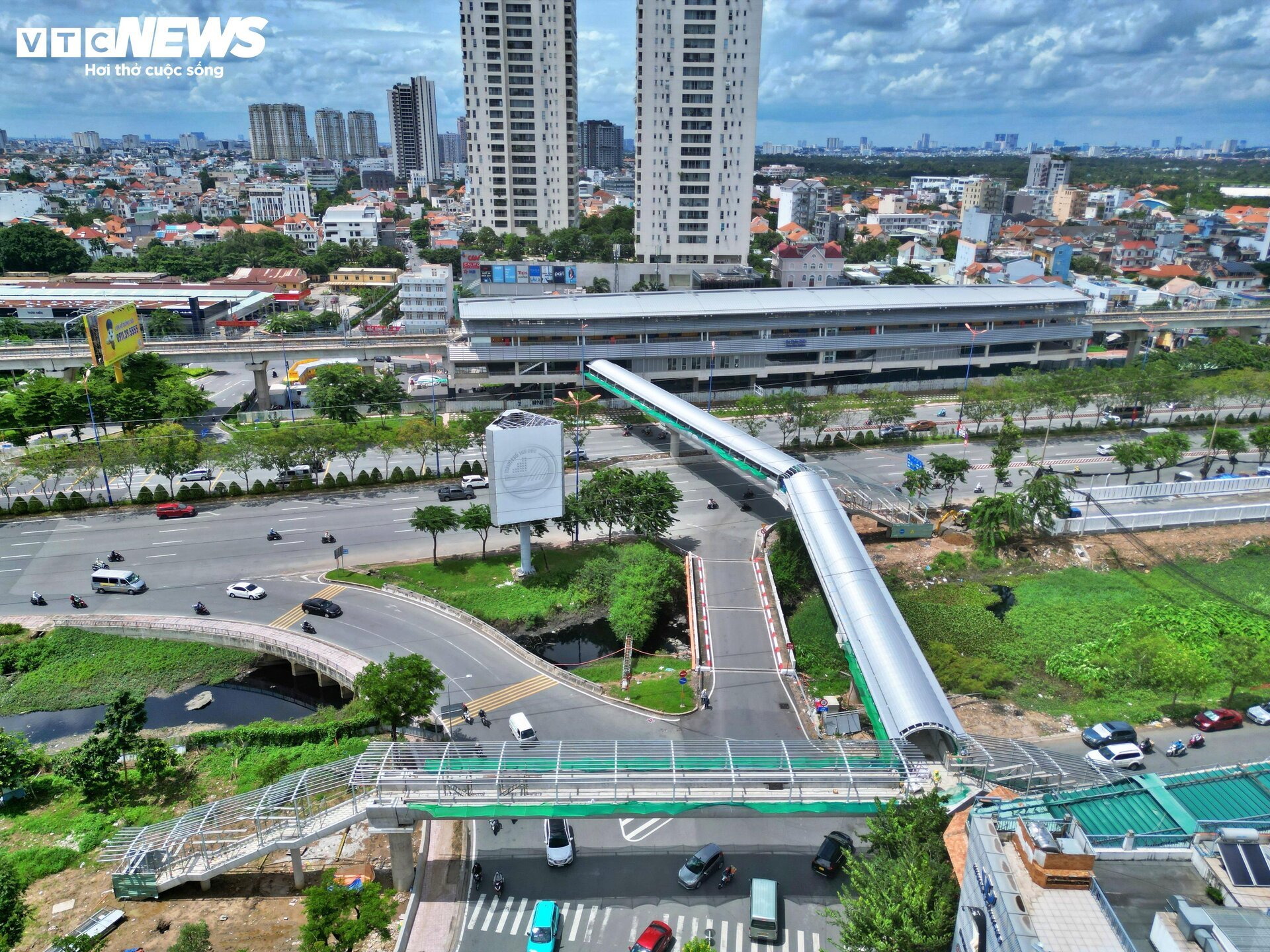 Nahaufnahme von 9 Fußgängerbrücken, die die Metrostation Nr. 1 in Ho-Chi-Minh-Stadt verbinden - 12