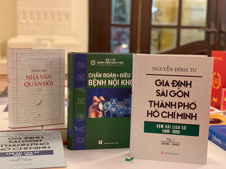 Nguyễn Nhật Ánh lần đầu được trao Giải thưởng Sách quốc gia, sử gia Nguyễn Đình Tư được săn đón - Ảnh 3.