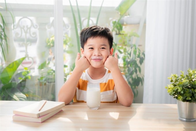 Milk provides a variety of vitamins, minerals and other nutrients that children need to support growth and development. Photo: Freepik