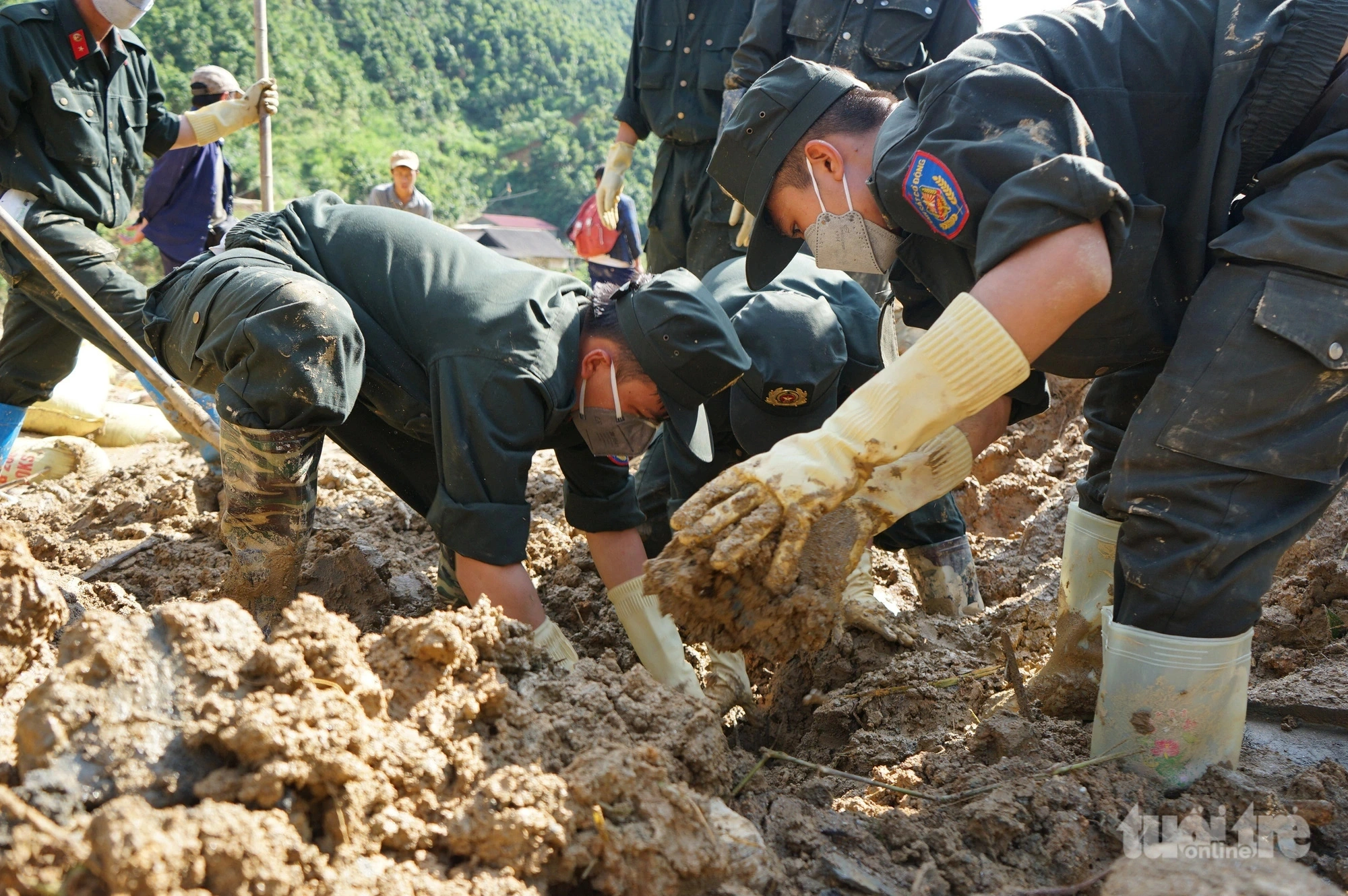 Tay không bới bùn tìm đồng bào bị vùi lấp ở Nậm Lúc, Lào Cai