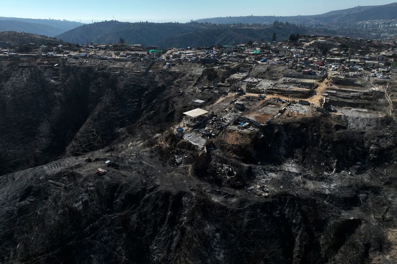 Chile arresta a fugitivo chino y presunto pirómano que provocó incendio forestal que mató a 137 personas foto 1