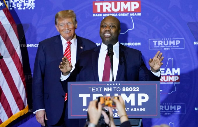 El senador republicano Tim Scott habla junto al expresidente Donald Trump en Concord, New Hampshire, el 19 de enero. Foto: AFP