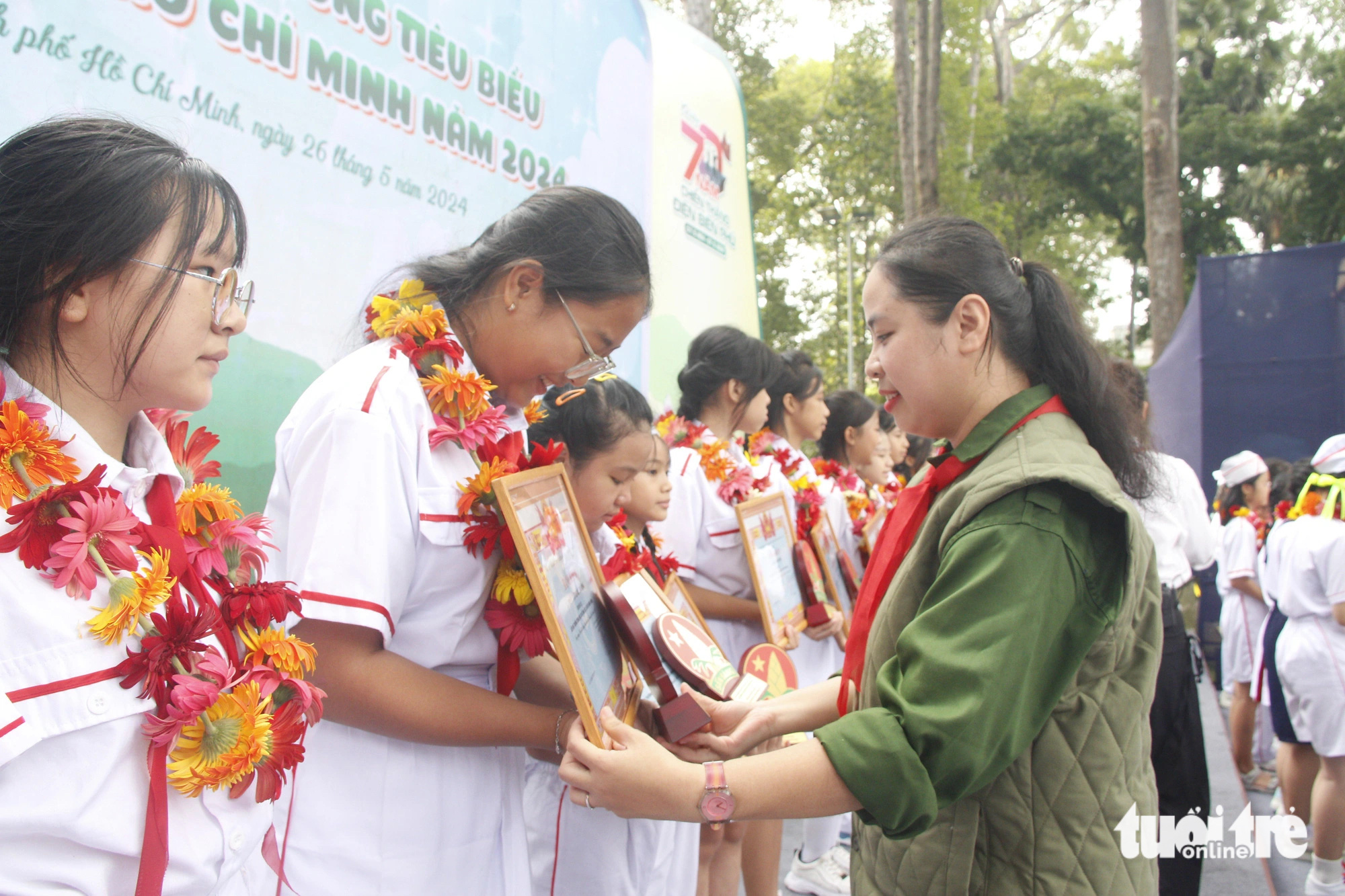 Chị Trịnh Thị Hiền Trân - phó bí thư Thành Đoàn, chủ tịch Hội đồng Đội TP.HCM - trao bằng khen cho các liên đội trưởng tiêu biểu cấp thành - Ảnh: CÔNG TRIỆU