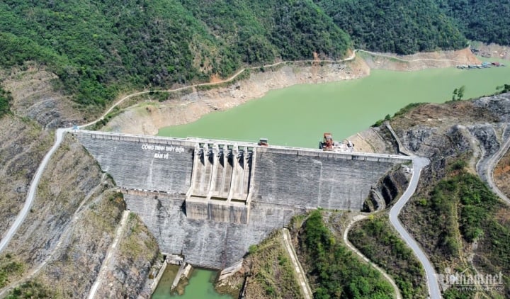 Les gens luttent pour patauger dans la boue au milieu du plus grand réservoir hydroélectrique de Nghe An - 1