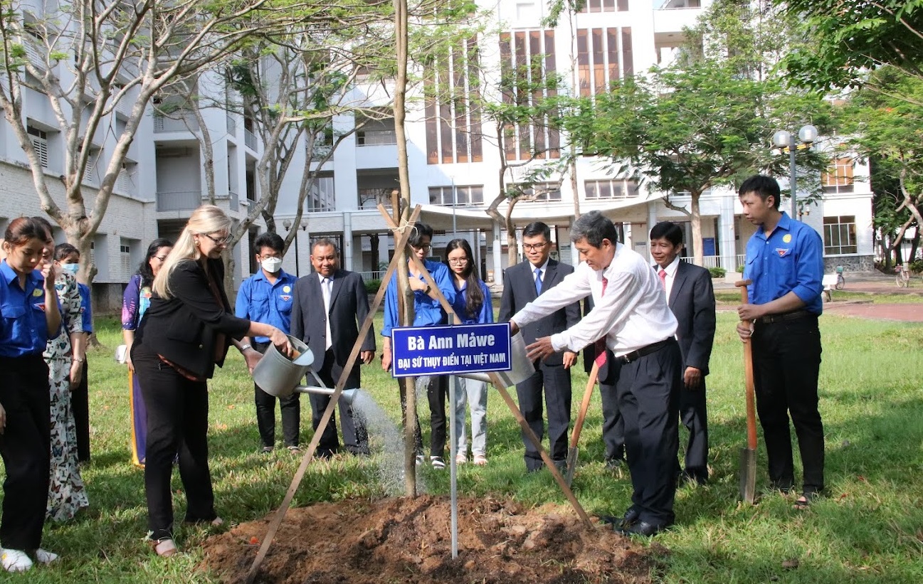 Đại sứ Thụy Điển đến tìm hiểu và tăng cường hợp tác với Trường ĐH An Giang  - Ảnh 3.