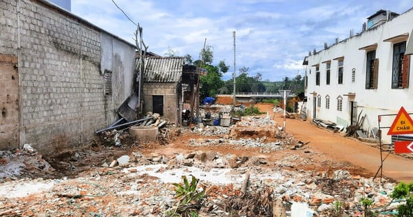 Handing over cleared land for railway underpass in Quang Tri before September 15