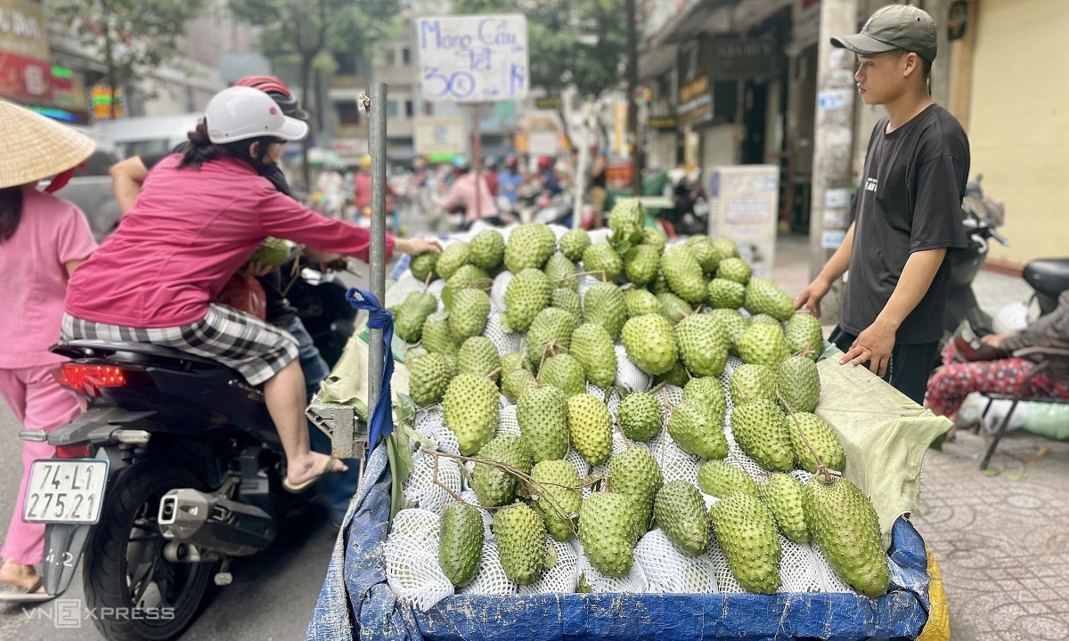 Hoa quả ngày Tết rẻ bằng nửa năm ngoái vẫn bán chậm