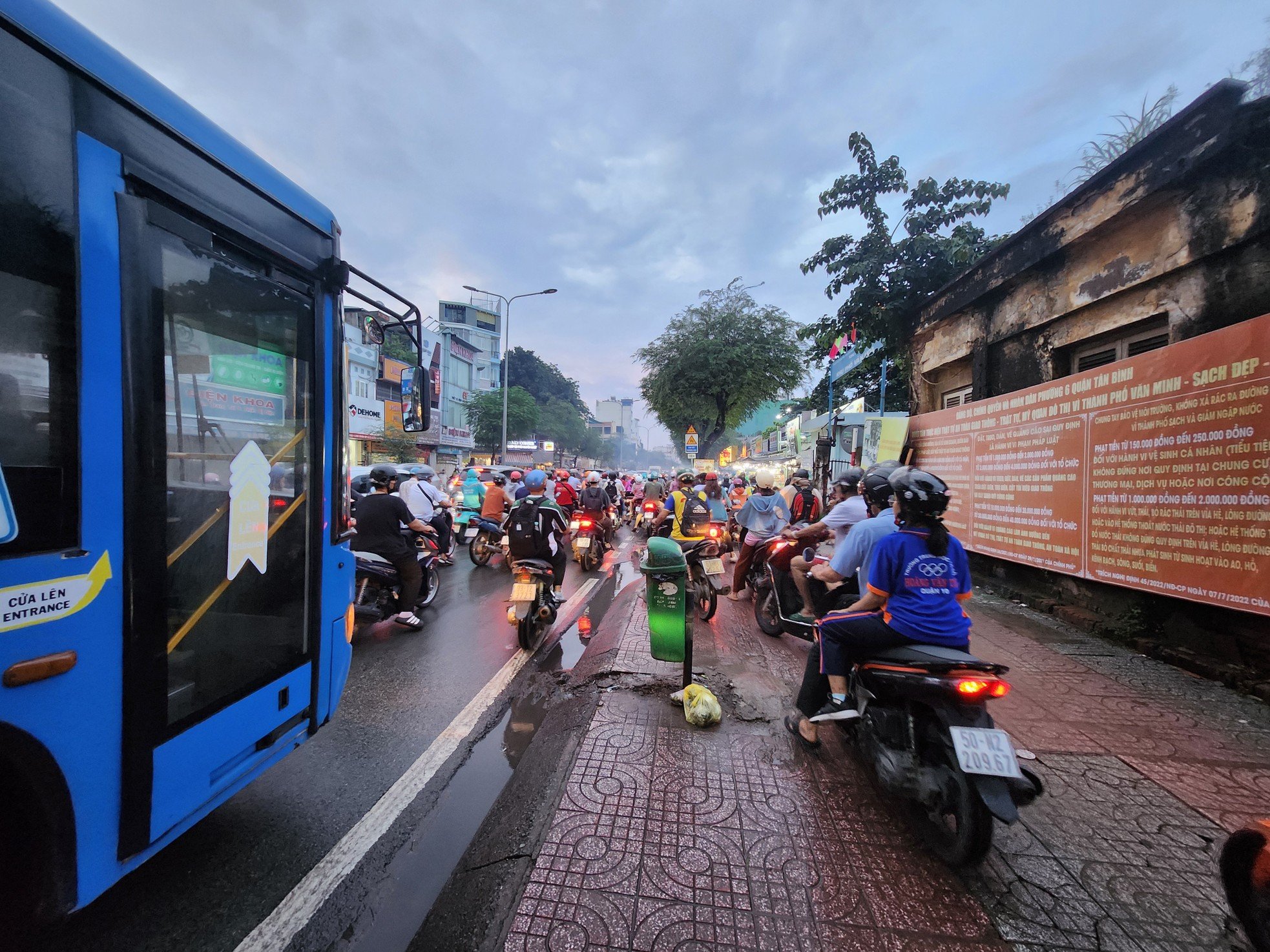 Los residentes de la ciudad de Ho Chi Minh luchan por encontrar el camino a casa después de las fuertes lluvias. Foto 3