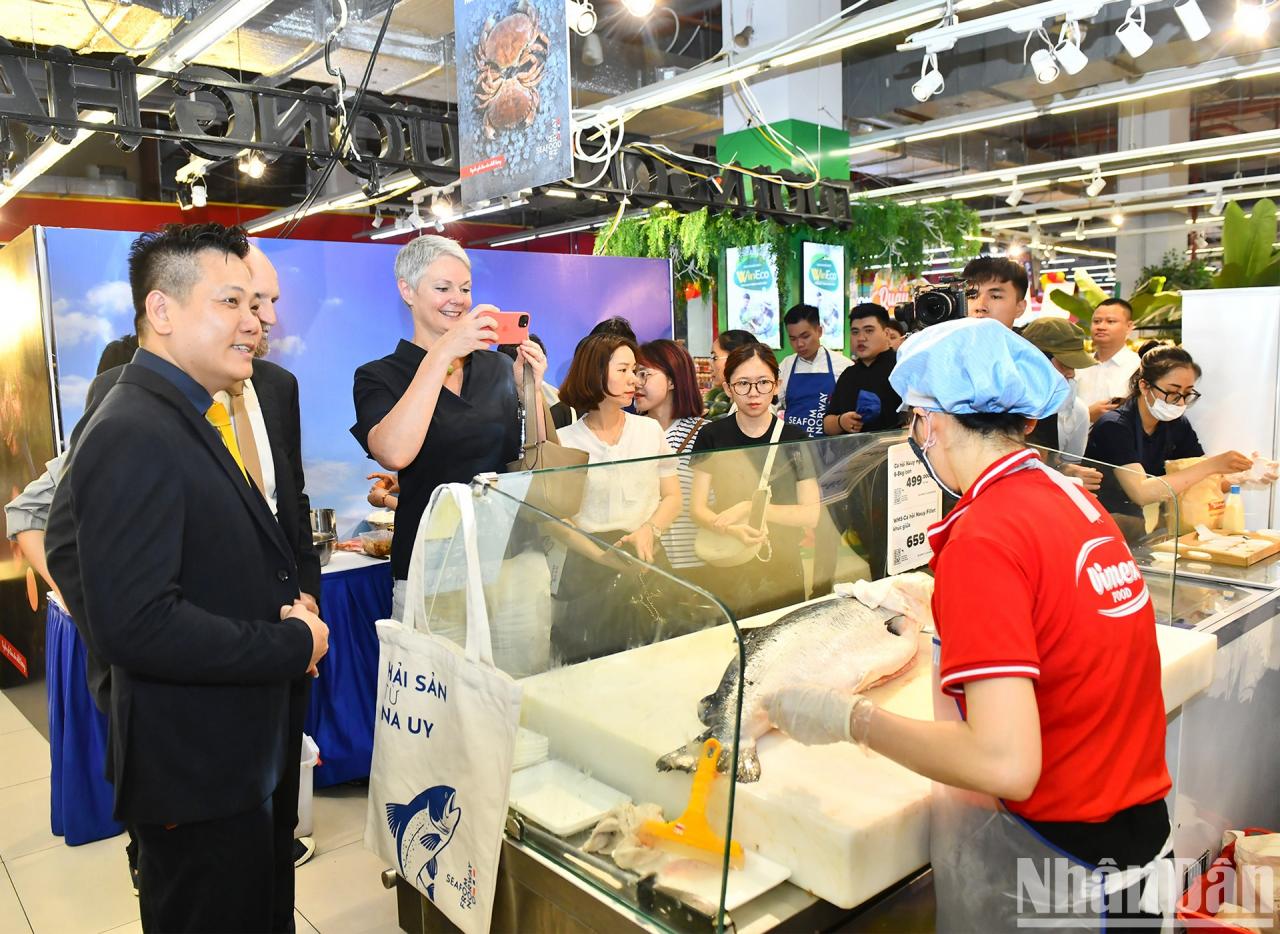 [Photo] Norwegian Ambassador prepares salmon dish for guests photo 8