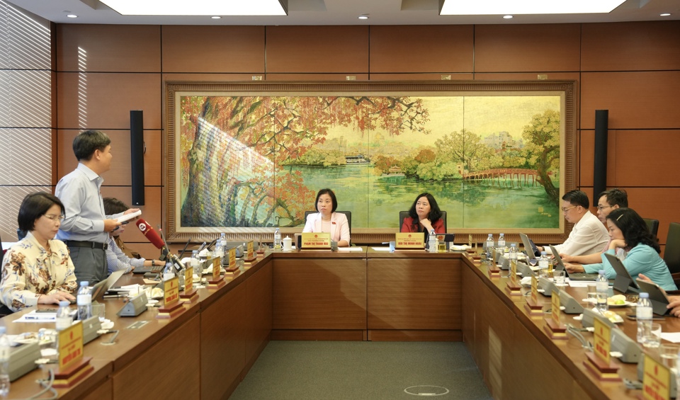 Los delegados de la delegación de la Asamblea Nacional de Hanoi participaron en una discusión grupal. Foto: Hong Thai