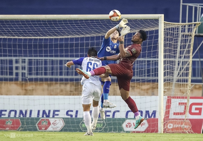 Le gardien Nguyen Van Viet a commis une erreur qui a presque conduit la SLNA à concéder un but. Photo : Xuan Thuy