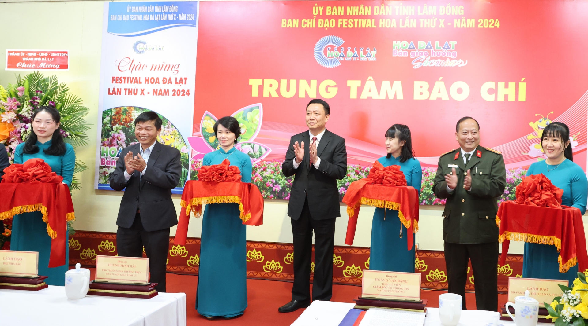 ពិធី​សម្ពោធ​មជ្ឈមណ្ឌល​ព័ត៌មាន​ជួយ​ដល់​បុគ្គលិក​ក្នុង​ឱកាស​បុណ្យ​ផ្កា​លើកទី១