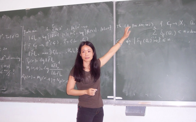 Professor Hoai An presented a report at a conference at Clermont Ferrand University, France, in 2008. Photo: Provided by the character