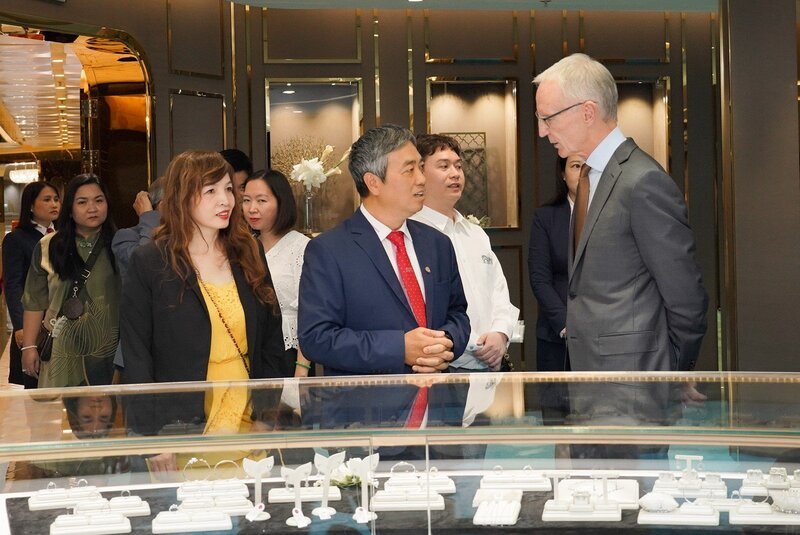 Deputy General Director Duong Anh Tuan (in suit, left) introduced to Mr. David Tait and the delegation DOJI's classy, ​​modern, trend-leading jewelry designs.