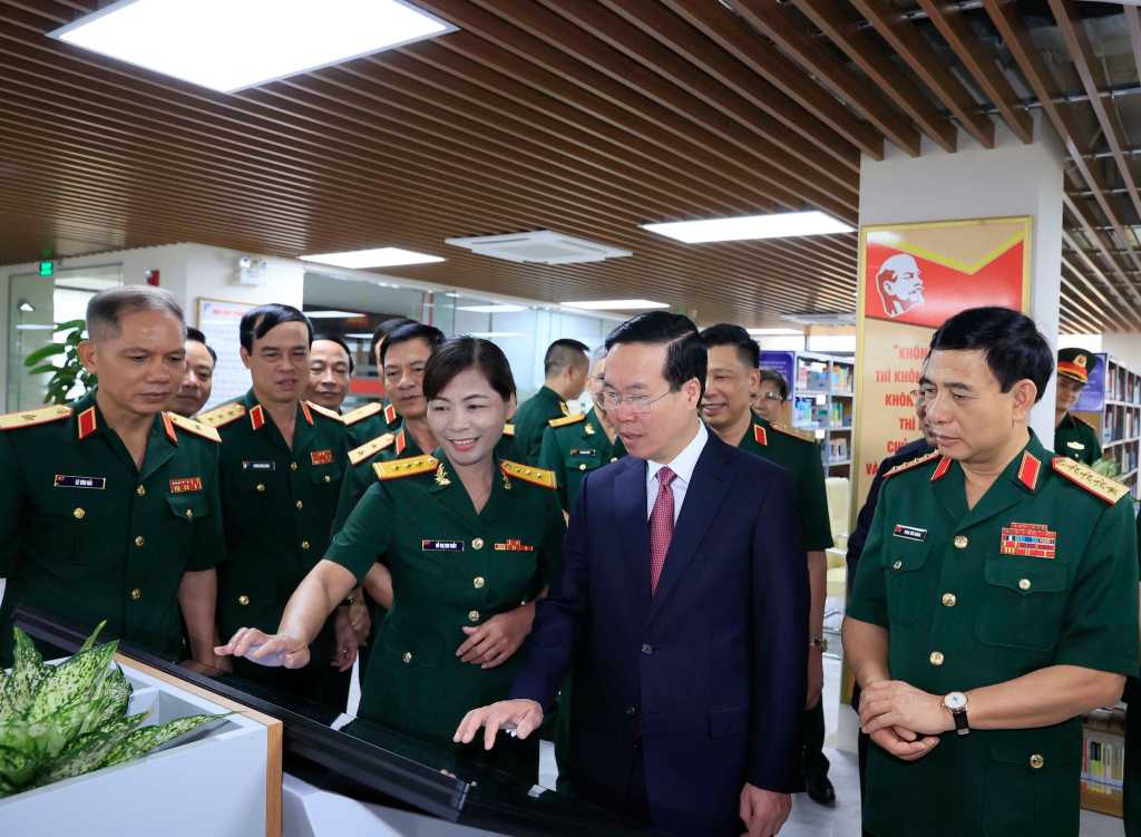 El presidente Vo Van Thuong visita la biblioteca de la Academia de Defensa Nacional. Foto: VNA