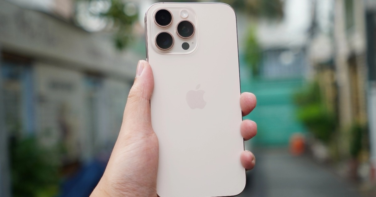 Giá iPhone 16 Pro Max màu titan sa mạc giảm sâu