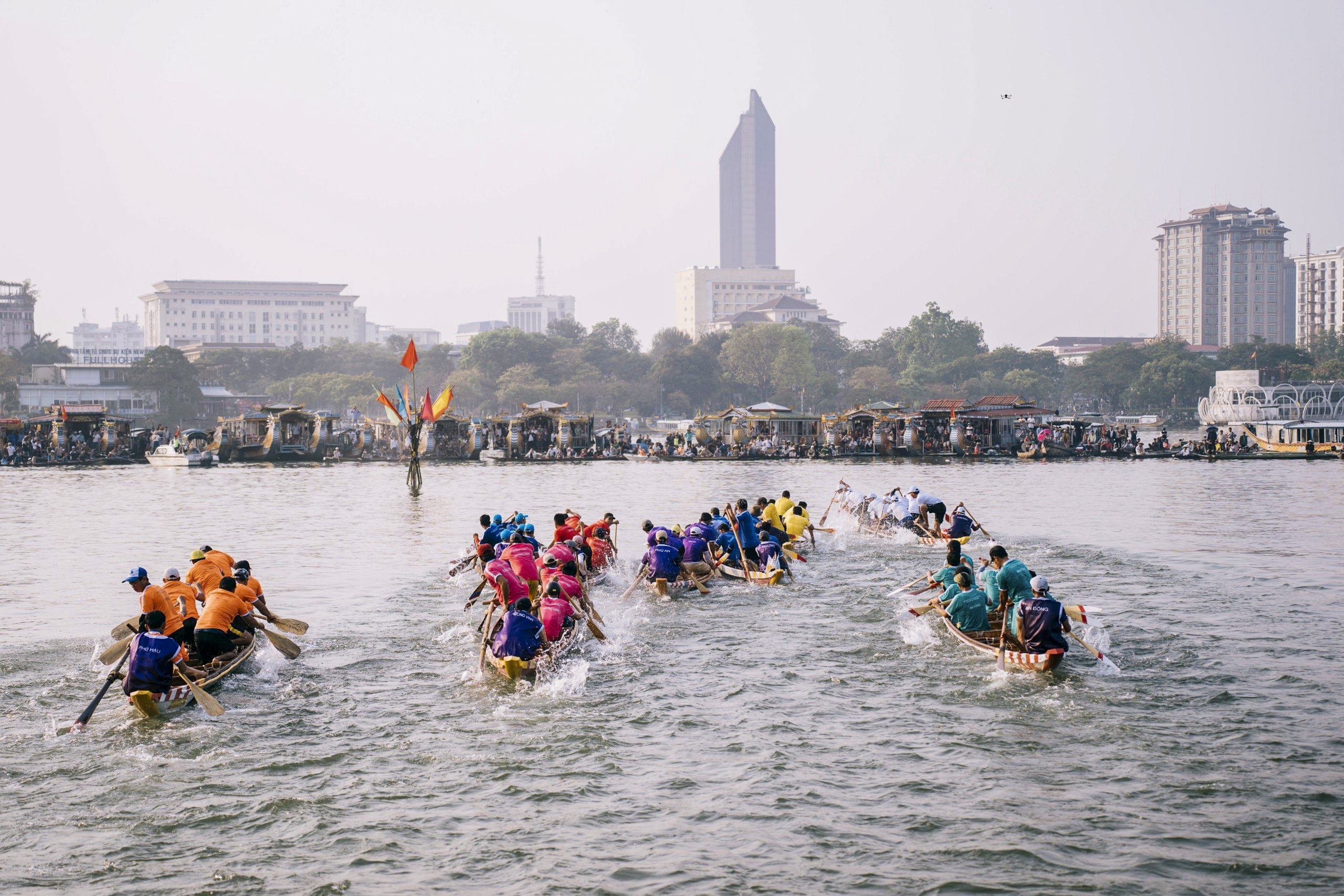 Khán giả reo hò, xem ghe đua "lộn vè" trên sông Hương - Ảnh 5.