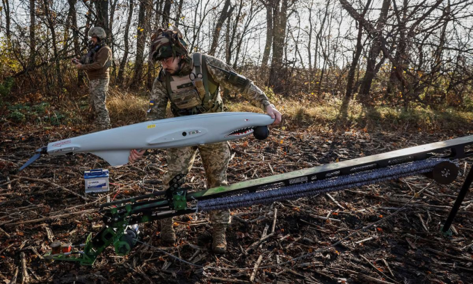 Des membres de la 15e brigade ukrainienne se préparent à déployer un drone Shark à Kharkov le 30 octobre. Photo : Reuters
