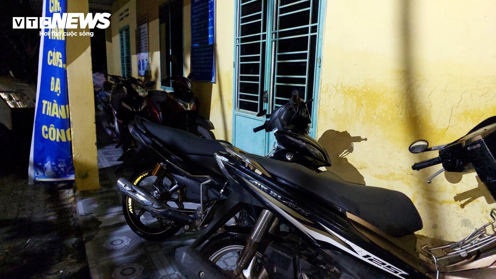 Hochwasser sperrte um Mitternacht die Nationalstraße 14G, die Bewohner von Da Nang beeilten sich, ihre Autos zu parken - 9