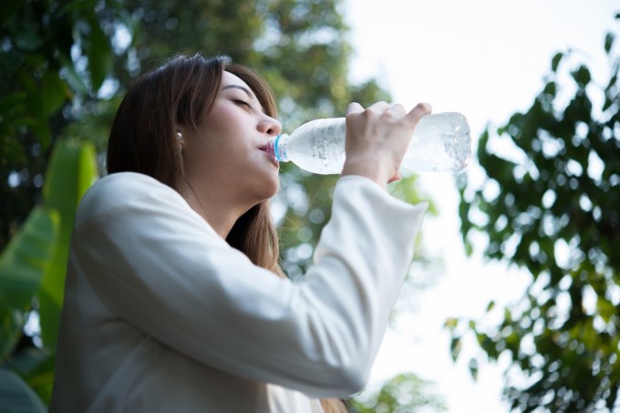 Beber agua ayuda a reducir el riesgo de mareos y agotamiento. Foto: Freepik