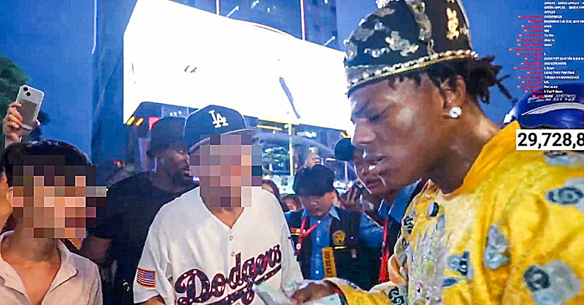 الشرطة تعمل مع شخصين متهمين بـ "تمزيق" صاحب البث المباشر IshowSpeed ​​​​على شارع Nguyen Hue للمشاة