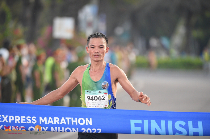 Le Van Tuan crossed the finish line at VM Quy Nhon 2022. Photo: VM