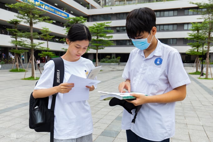 ผู้สมัครในกรุงฮานอย หลังจากเสร็จสิ้นขั้นตอนการสอบเข้าชั้นมัธยมศึกษาปีที่ 10 เมื่อเช้าวันที่ 9 มิถุนายน ภาพ : ตุงดิญห์