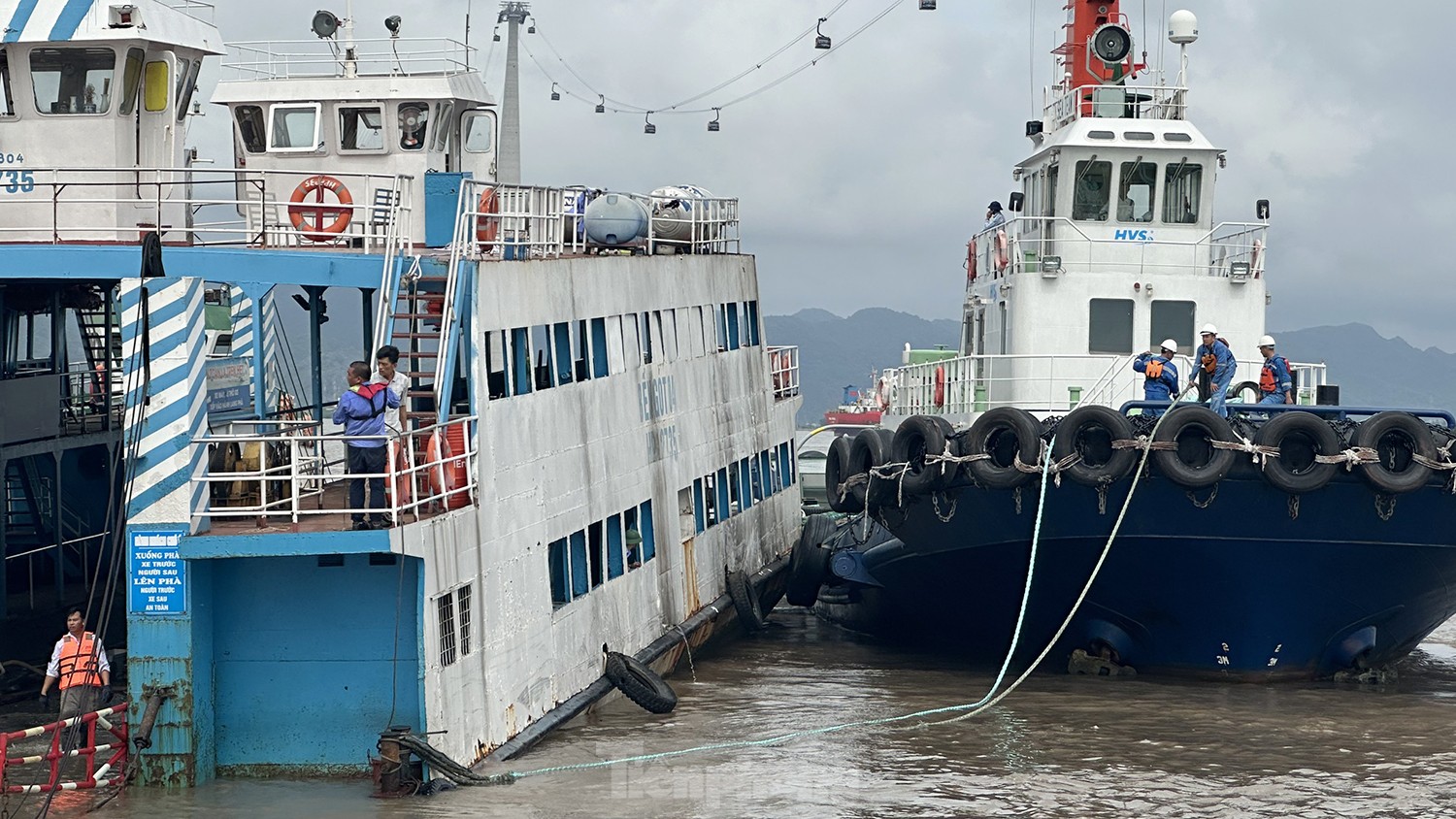 カットバ島行きの旅客フェリーが事故、船室に浸水 写真4