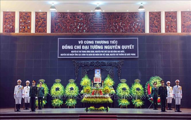 Der Sarg von General Nguyen Quyet liegt im National Funeral Home (Nr. 5 Tran Thanh Tong, Hanoi). Foto: Pham Kien/VNA