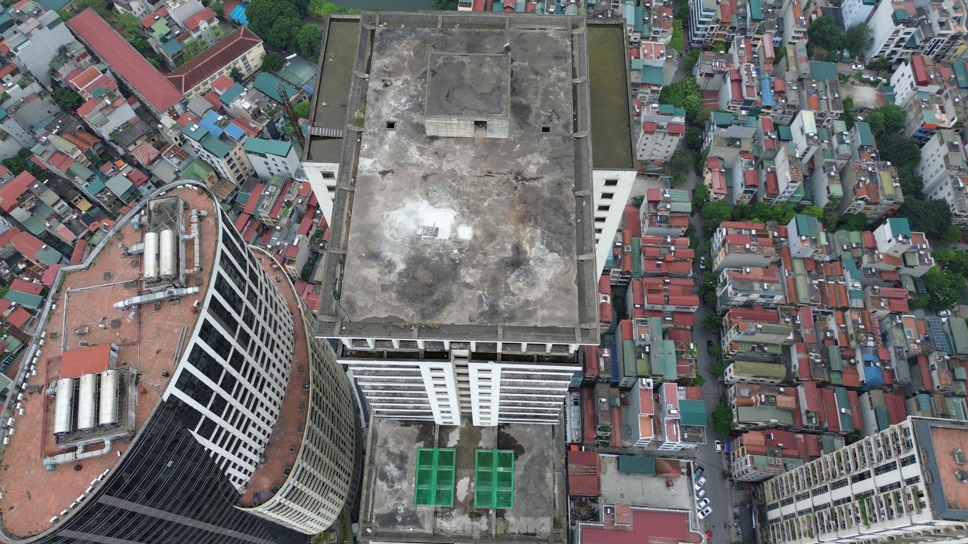 Movements of a series of apartment projects in Hanoi after a long period of abandonment and fenced off photo 11