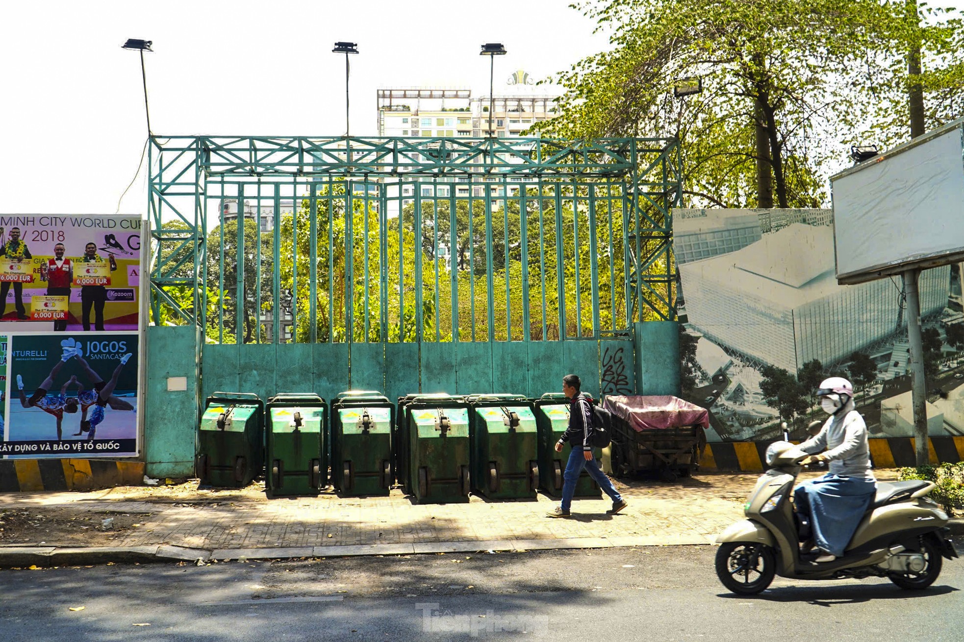 Scene of overgrown weeds in a trillion-dollar stadium on 'golden land' in Ho Chi Minh City photo 14