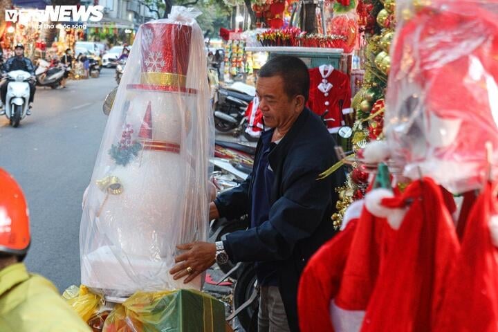 « Aujourd'hui, je suis venu acheter un bonhomme de neige en mousse pour 450 000 VND pour l'école maternelle. Je suis très satisfait car le bonhomme de neige est fait avec de beaux détails. » Mme Hang (district de Hoan Kiem) a déclaré.