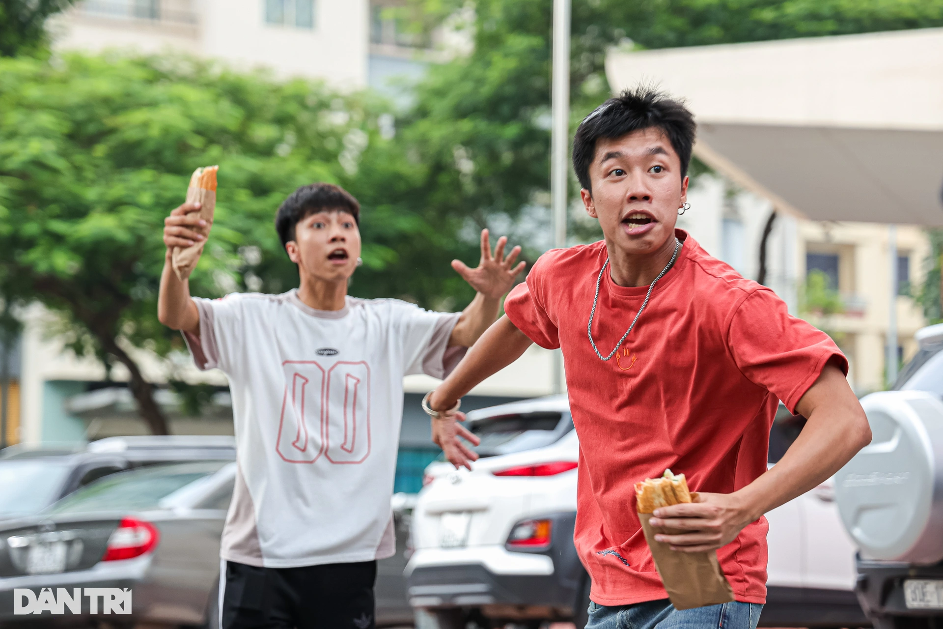 Con trai Vân Dung vào vai “cậu ấm” Chải: Ăn cơm hộp, chạy mưa ở trường quay