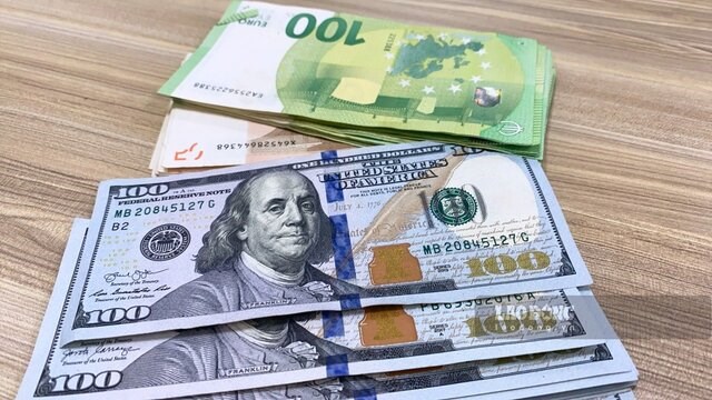 Le taux de change du dollar stagne avant l'audition des dirigeants de la Fed