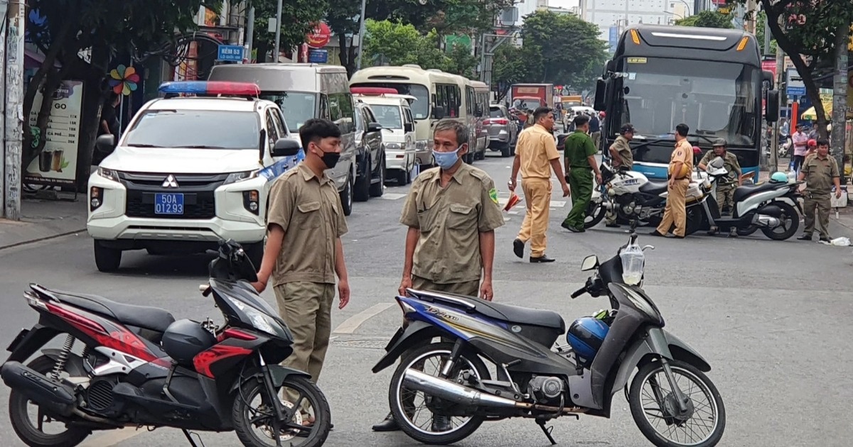 Hundreds of police officers blockaded a bar in Ho Chi Minh City for hours to check it.