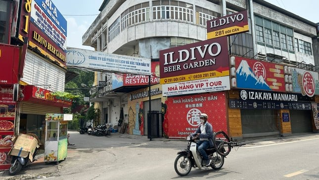 Primer plano de muchos bares públicos mal utilizados en Hanoi (foto 9)