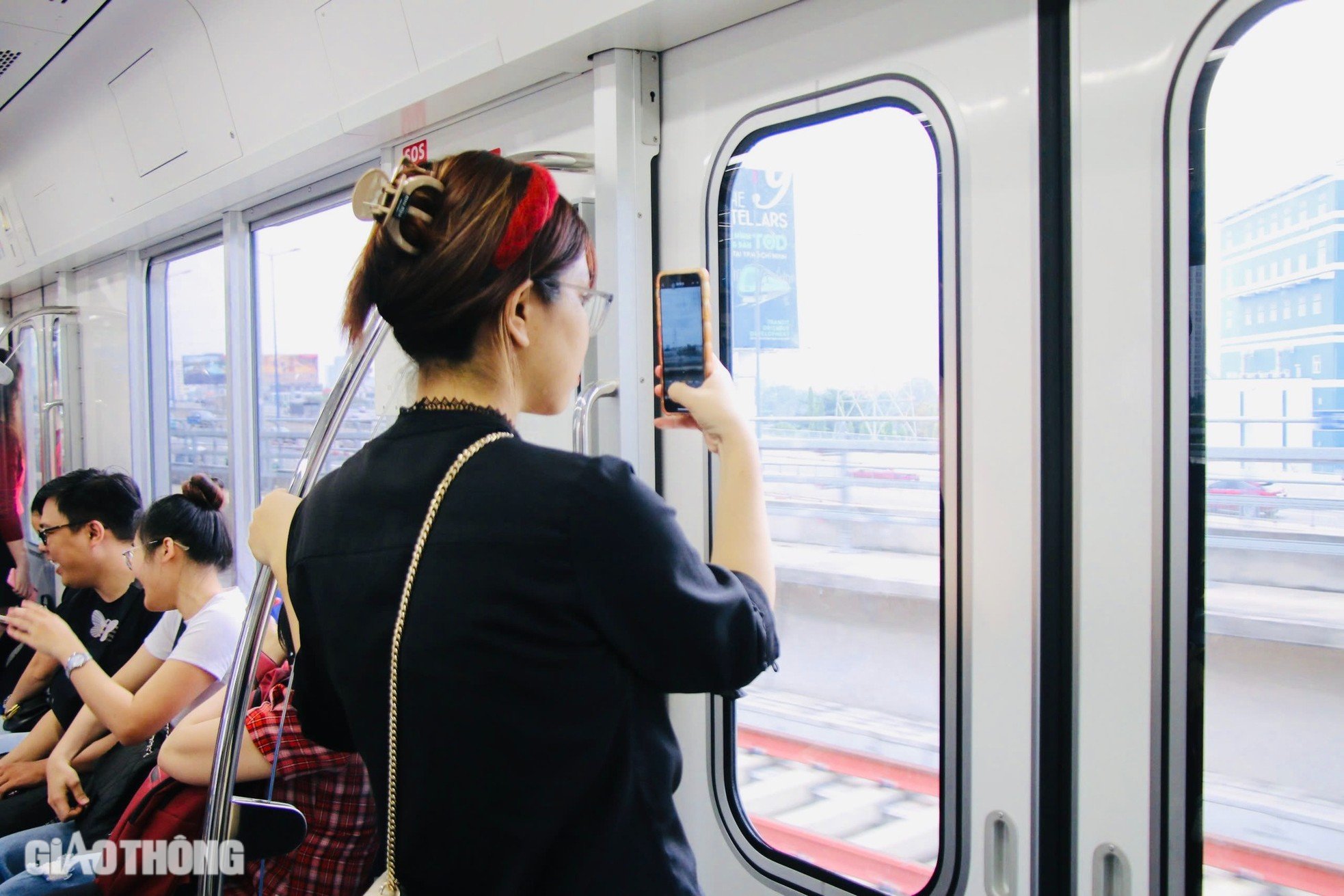 Les habitants de Ho Chi Minh-Ville découvrent avec enthousiasme le métro avant son jour de mise en service officielle, photo 11