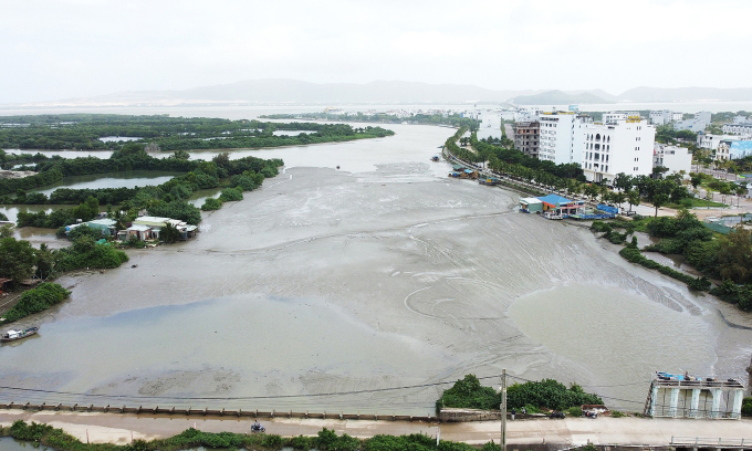 Toute la section de la rivière est entourée de boue et de sable provenant du dragage du port de Quy Nhon. Photo : Thach Thao