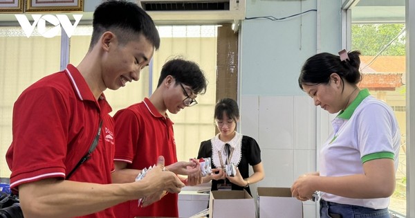 Das medizinische Personal von HCMC verpackt sorgfältig Medikamente, um sie an die Menschen in den Überschwemmungsgebieten zu schicken