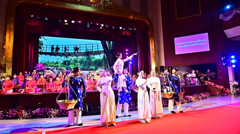 La princesse thaïlandaise compose et interprète une œuvre musicale sur le Vietnam photo 3