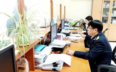 Officers of Yen Binh District Tax Department guide people to use a single tax code.