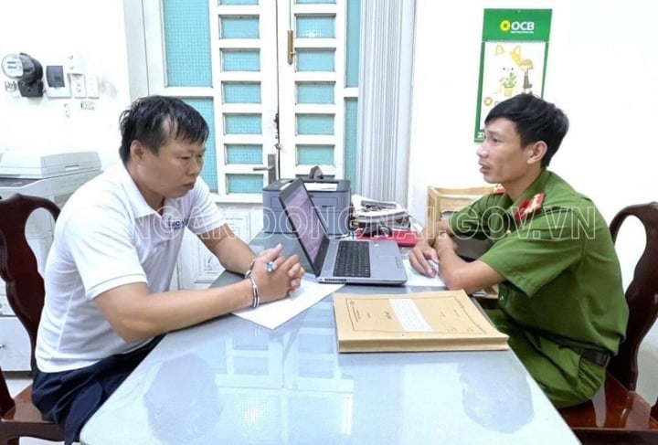 La Agencia de Investigación Policial de Dong Nai está tomando la declaración de Nguyen Tien Luu. (Foto: Policía de Dong Nai)