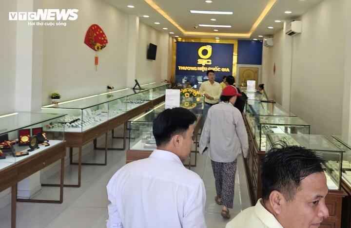 Customers buy gold at SJC Da Nang.