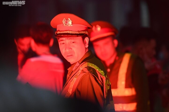 Hai Phong fans set off flares, Chairman Van Tran Hoan broke his promise - 6
