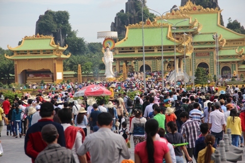 Thousands of people jostle for free fun at Dai Nam Tourist Area