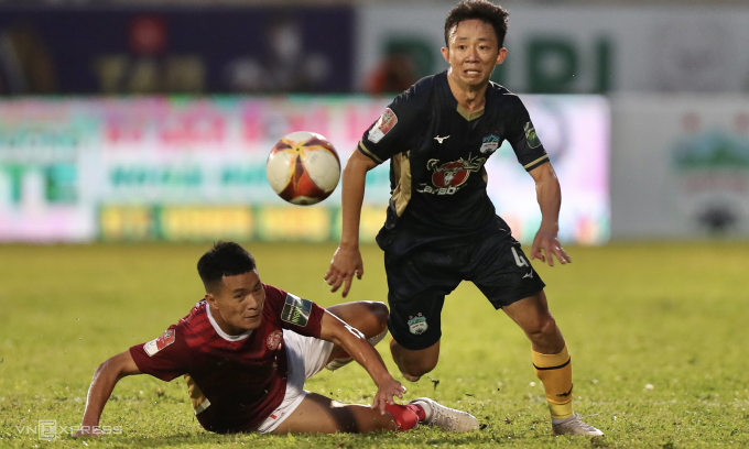 Midfielder Chau Ngoc Quang (right) dribbles past a Ho Chi Minh City player. He is one of the young faces promoted by HAGL to become a mainstay in the first team in V-League 2023. Photo: Minh Tran